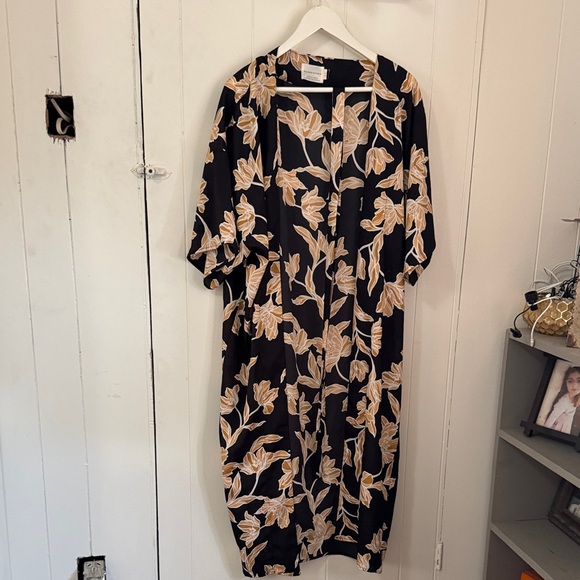 Chic Black and Tan Floral Long Sleeve belted polyester robe. - Picture 1 of 3